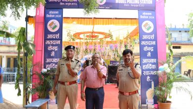 Photo of कमिश्नर सरगुजा संभाग एवं आईजी सरगुजा रेंज ने पुलिस लाईन स्थित मतदान केंद्र मे अपने मताधिकार का प्रयोग कर आमनागरिकों कों लोकतंत्र क़े त्यौहार मे शामिल होकर बढ़ चढ़कर वोट देने की अपील मतदान केंद्रों का किए निरीक्षण