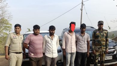 Photo of  जशपुर पुलिस अधीक्षक लाल उम्मेद सिंह के निर्देश पर  गांजा तस्करों पर पुलिस का बड़ा प्रहार!  76 किलो से ज्यादा गांजा, दो कार जब्त—4 आरोपी समेत नाबालिग गिरफ्तार गांजा तस्कर पत्थलगांव थाना क्षेत्र के कछार निवासी