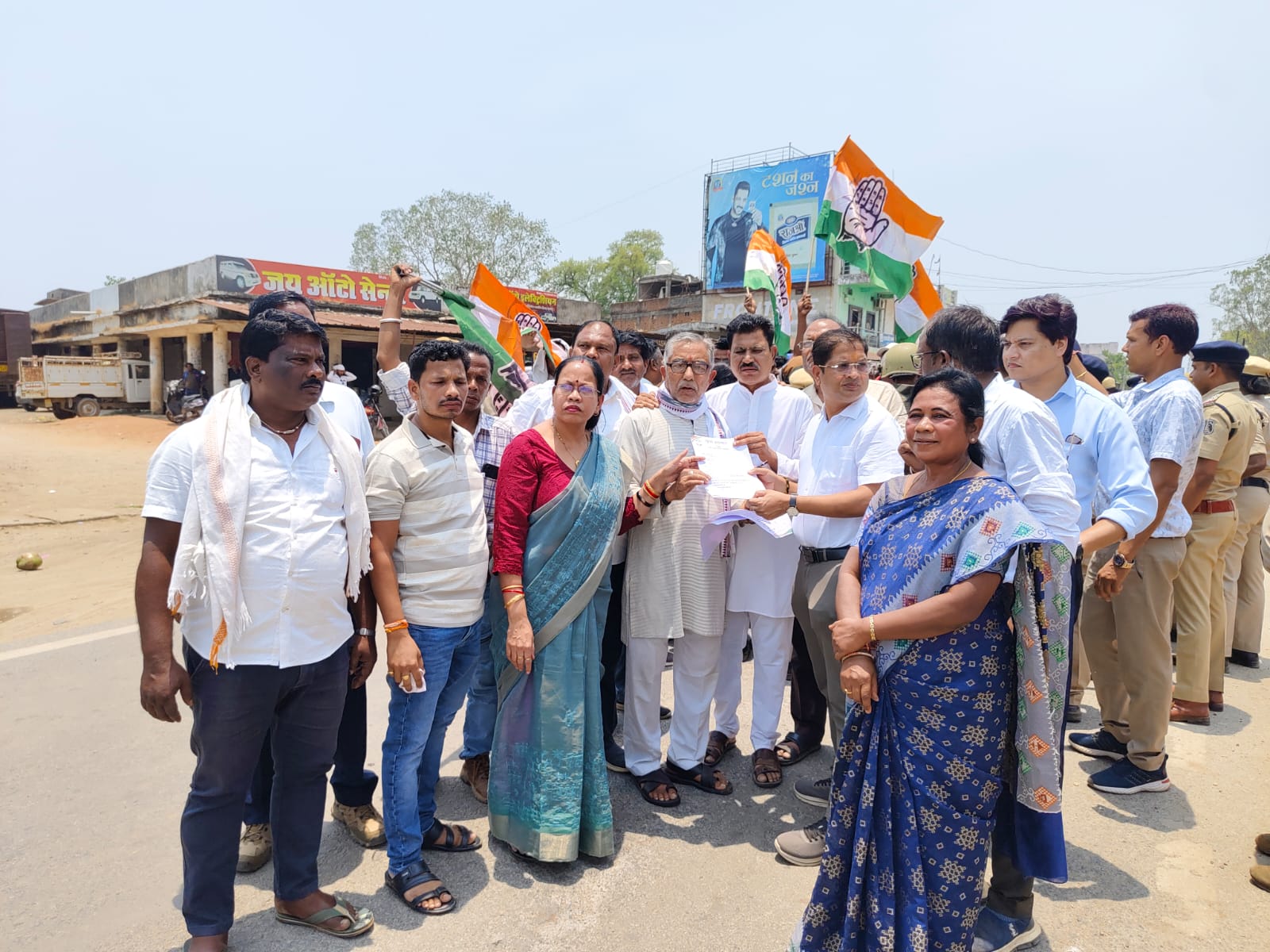 Photo of सीएम साय के कार्यक्रम में कांग्रेस का हंगामा, जमीन मुद्दे पर सड़क से थाने तक विरोध प्रदर्शन