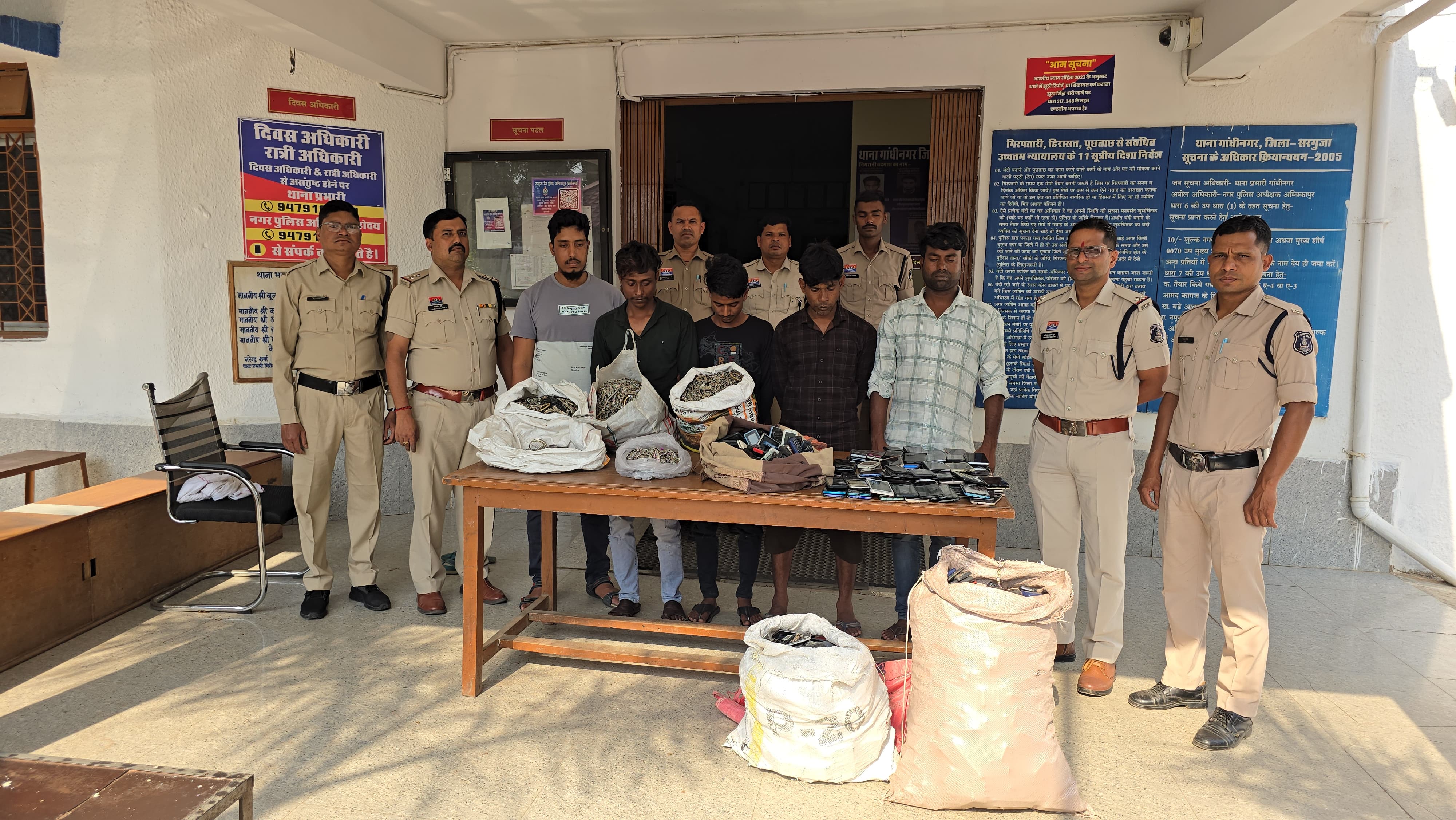 Photo of ओमनी कार में ‘मोबाइल का काला कारोबार’ बेनकाब : 760 मोबाइल और 95 किलो चांदी की पायल के साथ 5 तस्कर दबोचे  गांधीनगर पुलिस की बड़ी कार्रवाई, साइबर फ्रॉड कनेक्शन की भी जांच शुरू