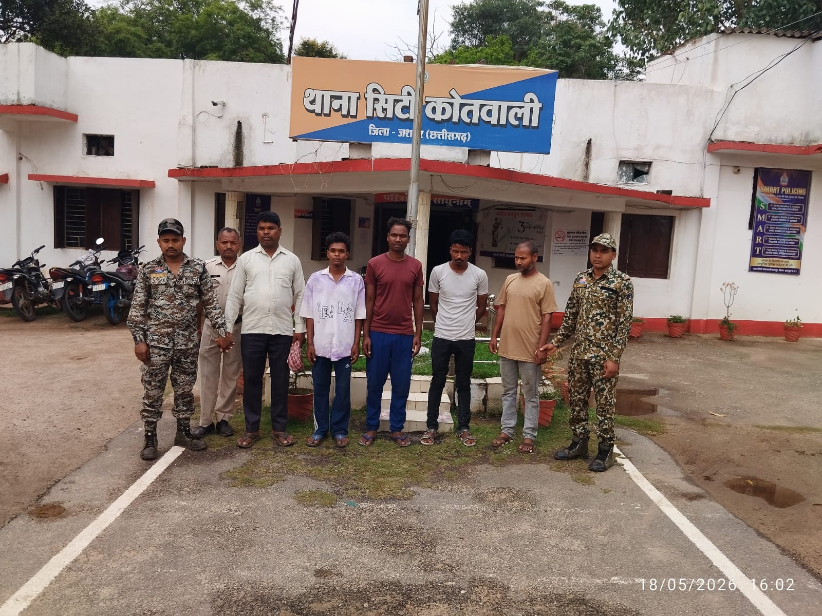 Photo of जशपुर पुलिस का “ऑपरेशन किराना चोरी” सफल : लाखों की चोरी का खुलासा, खरीददार समेत 6 आरोपी गिरफ्तार  सीसीटीवी, साइबर ट्रैकिंग और मुखबिर तंत्र के दम पर जशपुर पुलिस ने चोर गिरोह को दबोचा, झारखंड तक पहुंची कार्रवाई