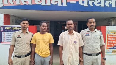 Photo of “इश्क, बदला और बेरहम कत्ल!”  प्रेम प्रसंग में युवक का सिर पत्थर से कुचलकर हत्या, नाबालिग समेत 3 गिरफ्तार… लेकिन पुराने मर्डर केसों में अब भी खाली हाथ पुलिस**