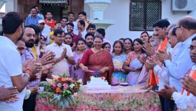 Photo of पत्थलगांव शहर मंडल अध्यक्ष की टीम ने विधायक गोमती साय का जन्मदिन धूमधाम से मनाया