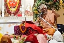 Photo of शिव पुराण कथा के पांचवें दिन उमड़ी महिलाओं की भीड़, तीज और गणेश व्रत की महिमा बताकर करवा चौथ पर उठाए सवाल करवा चौथ पर पवन त्रिपाठी का बड़ा बयान: शास्त्रों में नहीं मिलता व्रत का उल्लेख, कथा मंच से महिलाओं को बताए पारंपरिक व्रत के नियम”