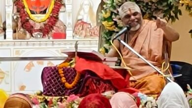 Photo of शिव पुराण कथा के पांचवें दिन उमड़ी महिलाओं की भीड़, तीज और गणेश व्रत की महिमा बताकर करवा चौथ पर उठाए सवाल करवा चौथ पर पवन त्रिपाठी का बड़ा बयान: शास्त्रों में नहीं मिलता व्रत का उल्लेख, कथा मंच से महिलाओं को बताए पारंपरिक व्रत के नियम”