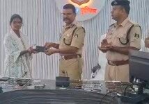 Photo of  जशपुर पुलिस का ‘मोबाइल मिशन’ सफल: 51 गुम मोबाइल खोजकर लौटाए, मालिकों के चेहरों पर लौटी एसपी डॉ. लाल उमेद सिंह ने खुद सौंपे मोबाइल, कहा- मोबाइल सिर्फ फोन नहीं, आपकी पूरी डिजिटल पहचान है