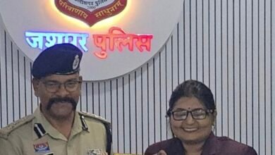 Photo of 766 गांव, एक दिन और बना विश्व रिकॉर्ड! हेलमेट की हुंकार से गूंजा जशपुर, गोल्डन बुक ऑफ वर्ल्ड रिकॉर्ड में दर्ज हुई पुलिस की ऐतिहासिक मुहिम”