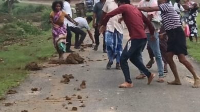 Photo of  खेत में  बवाल! धान की फसल पर ट्रैक्टर चढ़ाया, महिला से मारपीट, युवती से छेड़छाड़ और जातिसूचक गालियां—सरपंच समेत 10 पर FIR 