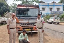 Photo of कबाड़ माफियाओं की कमर तोड़ने उतरी पुलिस, ऑपरेशन प्रहार में बड़ी सफलताबिना दस्तावेज दौड़ रहा था 8.5 टन कबाड़, छाल पुलिस ने बीच रास्ते दबोचा