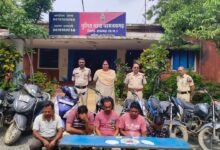 Photo of ताश के पत्तों पर लग रही थी किस्मत की बाजी… तभी पहुंच गई पुलिस, 5 जुआरी दबोचे गए”  “उदउदा में सजी थी जुए की महफिल, ‘ऑपरेशन अंकुश’ ने पलभर में बिखेरा पूरा खेल”