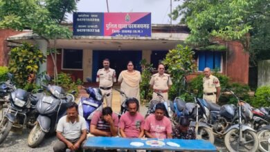 Photo of ताश के पत्तों पर लग रही थी किस्मत की बाजी… तभी पहुंच गई पुलिस, 5 जुआरी दबोचे गए”  “उदउदा में सजी थी जुए की महफिल, ‘ऑपरेशन अंकुश’ ने पलभर में बिखेरा पूरा खेल”