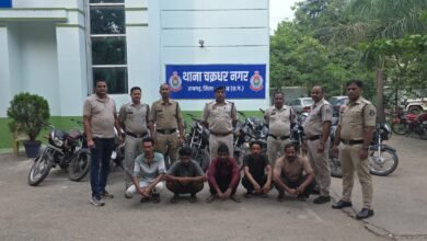 Photo of “बाइक चोरों का ‘सुपर गैंग’ बेनकाब: 21 चोरी की मोटरसाइकिलों के साथ 5 शातिर गिरफ्तार, रायगढ़ पुलिस के ‘ऑपरेशन क्लीन हंट’ से मचा हड़कंप!”