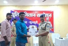 Photo of 5,012 ‘पुलिस मितान’ बनेंगे जशपुर की नई सुरक्षा ढाल! QR कोड से एक क्लिक में मिलेगा पुलिस सहयोग, 1000 स्वयंसेवकों को मिली नई पहचान   “अब गांव-गांव पुलिस की सीधी पहुंच” — जशपुर पुलिस की अनोखी पहल, टी-शर्ट और डिजिटल QR स्टिकर के साथ पुलिस मितानों को मिली नई जिम्मेदारी