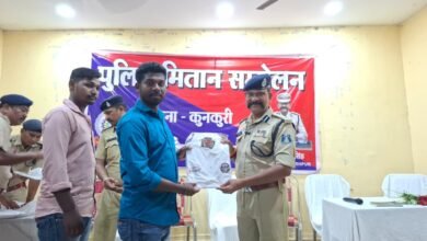Photo of 5,012 ‘पुलिस मितान’ बनेंगे जशपुर की नई सुरक्षा ढाल! QR कोड से एक क्लिक में मिलेगा पुलिस सहयोग, 1000 स्वयंसेवकों को मिली नई पहचान   “अब गांव-गांव पुलिस की सीधी पहुंच” — जशपुर पुलिस की अनोखी पहल, टी-शर्ट और डिजिटल QR स्टिकर के साथ पुलिस मितानों को मिली नई जिम्मेदारी
