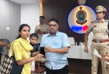 Photo of 31 लाख के 129 गुम मोबाइल लौटाकर सरगुजा पुलिस ने जीता जनता का दिल, महीनों बाद अपनों के हाथों में लौटी खुशियां!
