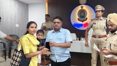 Photo of 31 लाख के 129 गुम मोबाइल लौटाकर सरगुजा पुलिस ने जीता जनता का दिल, महीनों बाद अपनों के हाथों में लौटी खुशियां!