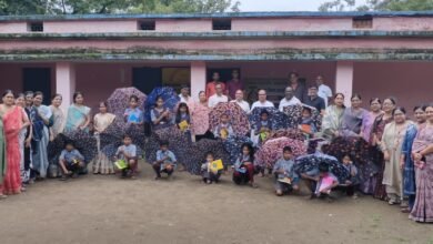 Photo of अखिल भारतीय अग्रवाल सम्मेलन, अग्रवाल सभा एवं अग्रवाल महिला मंडल के संयुक्त तत्वावधान में सेवा कार्य, शिक्षा को बढ़ावा देने का लिया संकल्पअग्रवाल समाज ने बच्चों के चेहरों पर बिखेरी मुस्कान, स्कूल में छाता, कॉपी, पेन व चॉकलेट का किया वितरण
