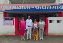 Photo of पत्थलगांव में साइबर ठगों का बड़ा खेल! भाजपा महिला नेत्री के परिवार के खाते से UPI के जरिए ₹3.82 लाख उड़ाए, पुलिस जांच में जुटी     कुछ ही ट्रांजेक्शन में खाते हुए खाली, SBI और बैंक ऑफ बड़ौदा के खातों से लाखों की निकासी… इलाके में हड़कंप।
