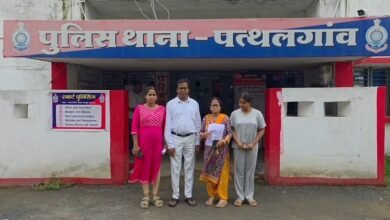 Photo of पत्थलगांव में साइबर ठगों का बड़ा खेल! भाजपा महिला नेत्री के परिवार के खाते से UPI के जरिए ₹3.82 लाख उड़ाए, पुलिस जांच में जुटी     कुछ ही ट्रांजेक्शन में खाते हुए खाली, SBI और बैंक ऑफ बड़ौदा के खातों से लाखों की निकासी… इलाके में हड़कंप।