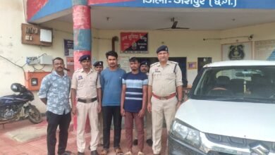 Photo of आधी रात बकरी व्यापारियों को बनाया निशाना… 24 घंटे में पुलिस का पलटवार! ब्रेजा कार समेत दो लुटेरे सलाखों के पीछे  कोतबा पुलिस की फुर्ती से लूटकांड का खुलासा, लूटी गई पूरी रकम और वारदात में इस्तेमाल कार जब्त