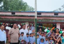 Photo of बरसते पानी में भी नहीं डिगा देशभक्ति का जज्बा, बाजारपारा स्कूल में एल्डरमैन सुनील अग्रवाल ने किया ध्वजारोहण