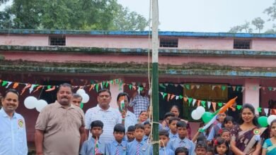 Photo of बरसते पानी में भी नहीं डिगा देशभक्ति का जज्बा, बाजारपारा स्कूल में एल्डरमैन सुनील अग्रवाल ने किया ध्वजारोहण