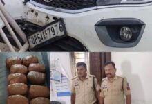 Photo of पत्थलगांव की जर्जर सड़क बनी पुलिस की ‘गुप्त सहयोगी’! डिवाइडर से टकराई ‘पुलिस’ लिखी कार, 21 किलो गांजा छोड़ तस्कर फरार  उड़ीसा से यूपी जा रही थी खेप, पीछा करती पुलिस… गड्ढों ने बिगाड़ा खेल, लाखों का गांजा जब्त