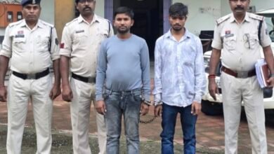 Photo of आम की पेटी के नीचे छिपा था ‘नशे का साम्राज्य’, जशपुर पुलिस ने प्रयागराज से खींच निकाले दो तस्कर