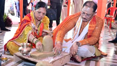 Photo of मुख्यमंत्री विष्णुदेव साय ने सावन के तीसरे सोमवार और नागपंचमी पर श्री फलेश्वरनाथ महादेव मंदिर में की पूजा-अर्चना  पार्थिव शिवलिंग निर्माण में बने सहभागी, प्रदेशवासियों की सुख-समृद्धि एवं खुशहाली की कामना की  तीन दिवसीय धार्मिक आयोजन में एक लाख 11 हजार 111 पार्थिव शिवलिंग किया जा रहा है निर्माण एवं पूजन